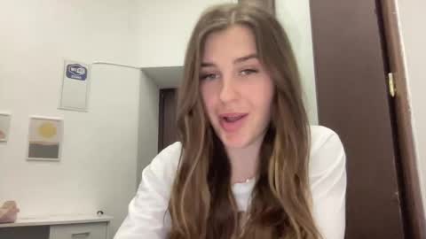 Snapshot of divine_beauty_girl chatting on March 8, 5:30 pm Valerie online show from March 8, 5:30 pm