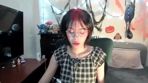 Snapshot of dolliette chatting on October 23, 3:45 am mina online show from October 23, 3:45 am