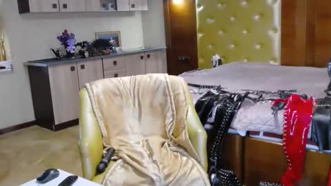 domcaprisse online show from April 12, 9:56 am