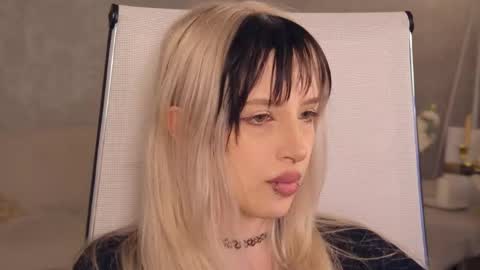 EVA NON NUDE online show from June 1, 4:09 pm