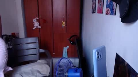 eimy_saenzz online show from March 26, 4:31 pm