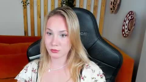elaravoltage online show from July 14, 5:01 am