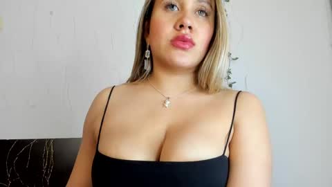 Snapshot of eleecttraa_12 chatting on February 24, 1:33 am Electra online show from February 24, 1:33 am