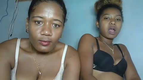 Snapshot of elia011 chatting on February 3, 9:41 am elia011 online show from February 3, 9:41 am