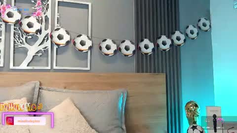 Elise Play Boobs online show from June 26, 11:28 pm