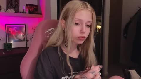 Elizabeth online show from March 12, 7:49 pm