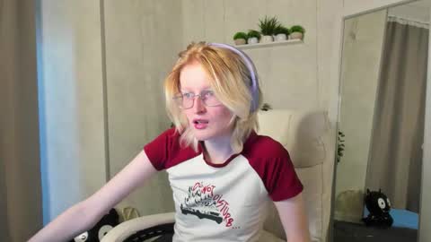 Snapshot of elizabeth_harpper chatting on October 31, 9:13 am Elizabeth online show from October 31, 9:13 am