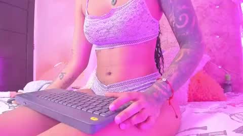 Snapshot of elizabeth_roman chatting on February 14, 3:54 am Montserrath online show from February 14, 3:54 am