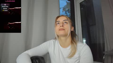 Snapshot of ella_vee chatting on October 8, 4:28 am ella_vee online show from October 8, 4:28 am