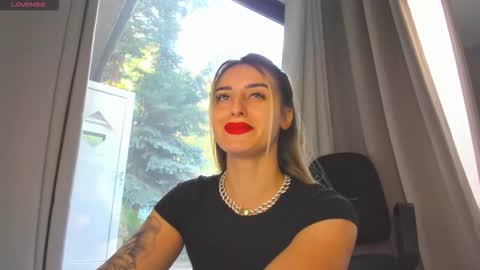 Snapshot of ella_vee chatting on September 14, 5:27 am ella_vee online show from September 14, 5:27 am