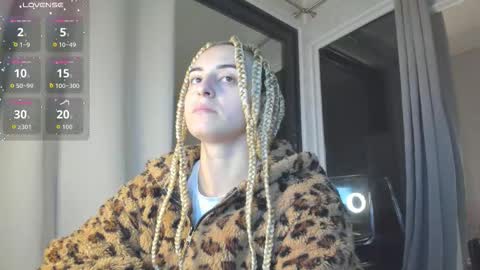 Snapshot of ella_vee chatting on October 21, 2:37 am ella_vee online show from October 21, 2:37 am