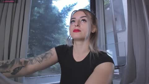 Snapshot of ella_vee chatting on September 30, 4:40 am ella_vee online show from September 30, 4:40 am