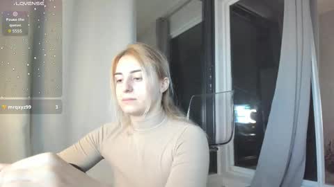 Snapshot of ella_vee chatting on October 17, 2:59 am ella_vee online show from October 17, 2:59 am
