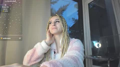 ella_vee online show from October 29, 4:28 am