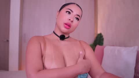 Snapshot of emiily_bell chatting on October 16, 7:16 pm online show from October 16, 7:16 pm