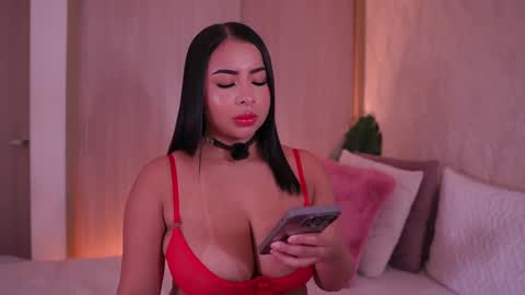 Snapshot of emiily_bell chatting on October 8, 2:05 am online show from October 8, 2:05 am