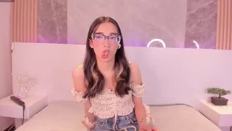 emiliabell_ online show from June 28, 12:56 pm