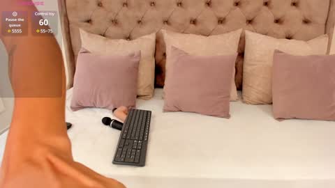 Snapshot of emiliee_xx chatting on December 24, 12:33 pm Emillie online show from December 24, 12:33 pm