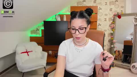 EmillyTaylor online show from February 3, 6:40 am