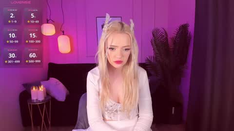 Snapshot of emily_air chatting on December 18, 11:13 am Emily online show from December 18, 11:13 am