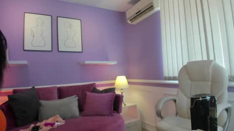 emma__walkerr_ online show from February 8, 7:05 pm