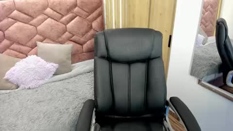 Snapshot of emma_ford1 chatting on October 9, 5:11 am Emma  online show from October 9, 5:11 am