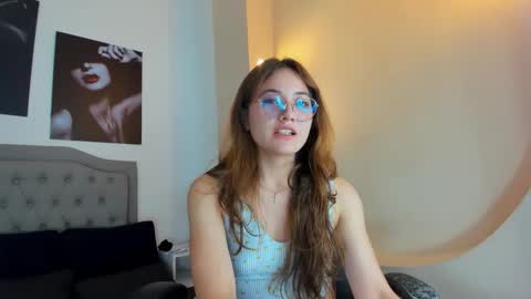 Snapshot of emma_rousz chatting on October 12, 4:59 am emma online show from October 12, 4:59 am