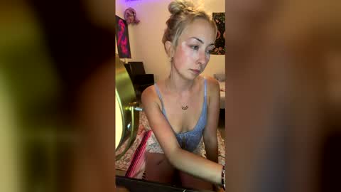 emmaraee online show from May 16, 1:41 am
