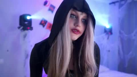 Aurora online show from October 31, 7:45 am