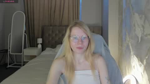 Esme Runn online show from July 3, 3:01 am