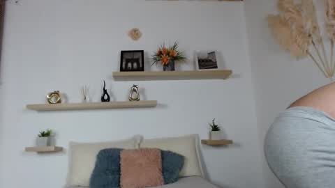 Estrella online show from December 23, 3:10 am