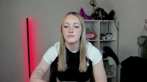 evelynblond online show from April 1, 1:41 pm