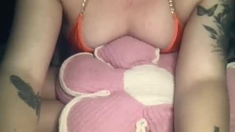 Snapshot of femmefatalebabe chatting on October 31, 5:42 am     online show from October 31, 5:42 am