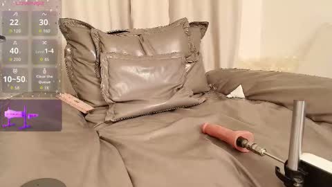 yiyi online show from December 5, 12:06 pm