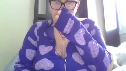 fuzzypeaches87 online show from December 18, 6:12 pm