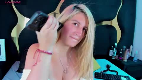 GiaRoussel online show from February 9, 4:53 pm