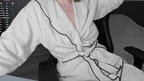 gigihadd online show from November 29, 5:50 pm