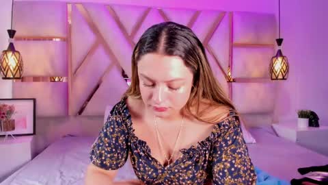 Giigii Hadid  online show from May 4, 7:28 pm