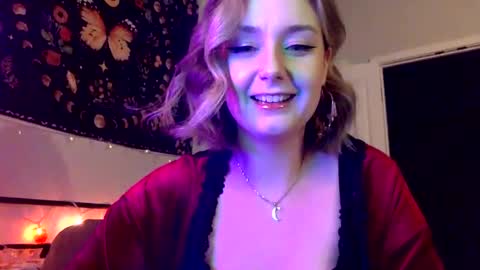 Snapshot of givemesweetdreams chatting on March 4, 1:23 am givemesweetdreams online show from March 4, 1:23 am