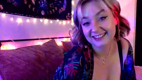 Snapshot of givemesweetdreams chatting on October 21, 12:47 am givemesweetdreams online show from October 21, 12:47 am