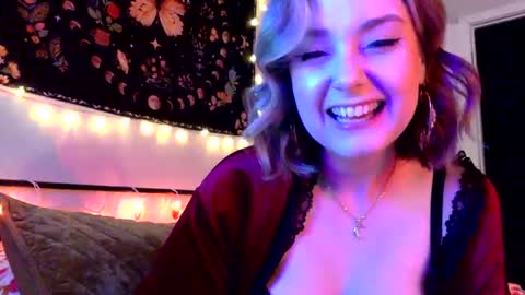 Snapshot of givemesweetdreams chatting on March 11, 12:00 am givemesweetdreams online show from March 11, 12:00 am
