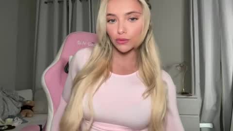 Snapshot of gracieparker chatting on February 24, 1:33 am Gracie online show from February 24, 1:33 am