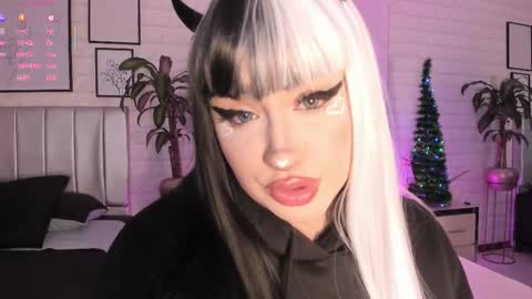   online show from December 4, 7:25 pm