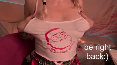 Snapshot of h2h0e chatting on February 9, 3:00 am Lana online show from February 9, 3:00 am