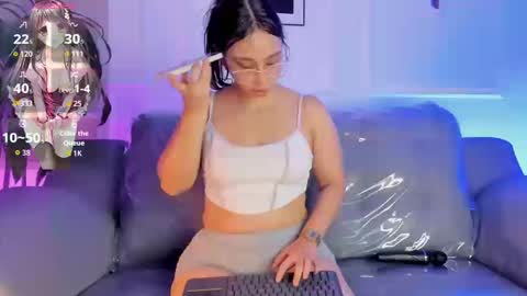 hailey_bieber_ online show from March 14, 12:00 am