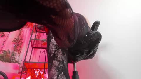 halley_ravenn online show from April 21, 1:42 am
