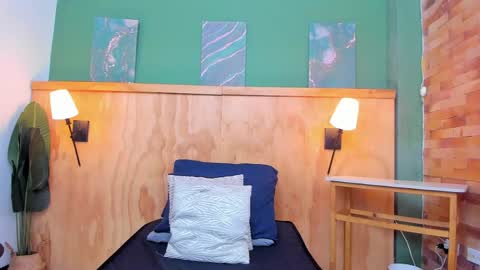 Halley Lorens online show from April 11, 6:33 pm