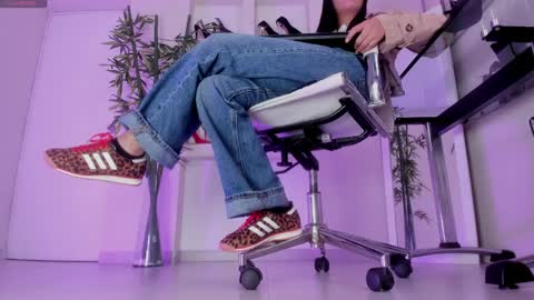 HANNAH HOWELL online show from April 10, 9:37 am