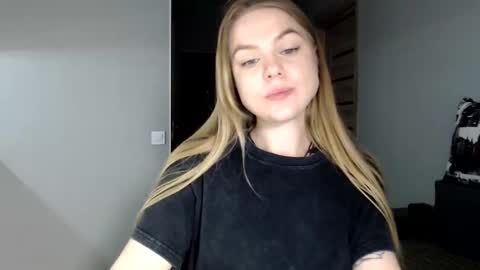 happy_fox_ online show from March 28, 9:03 pm