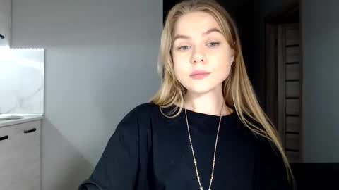 happy_fox_ online show from December 3, 12:02 am